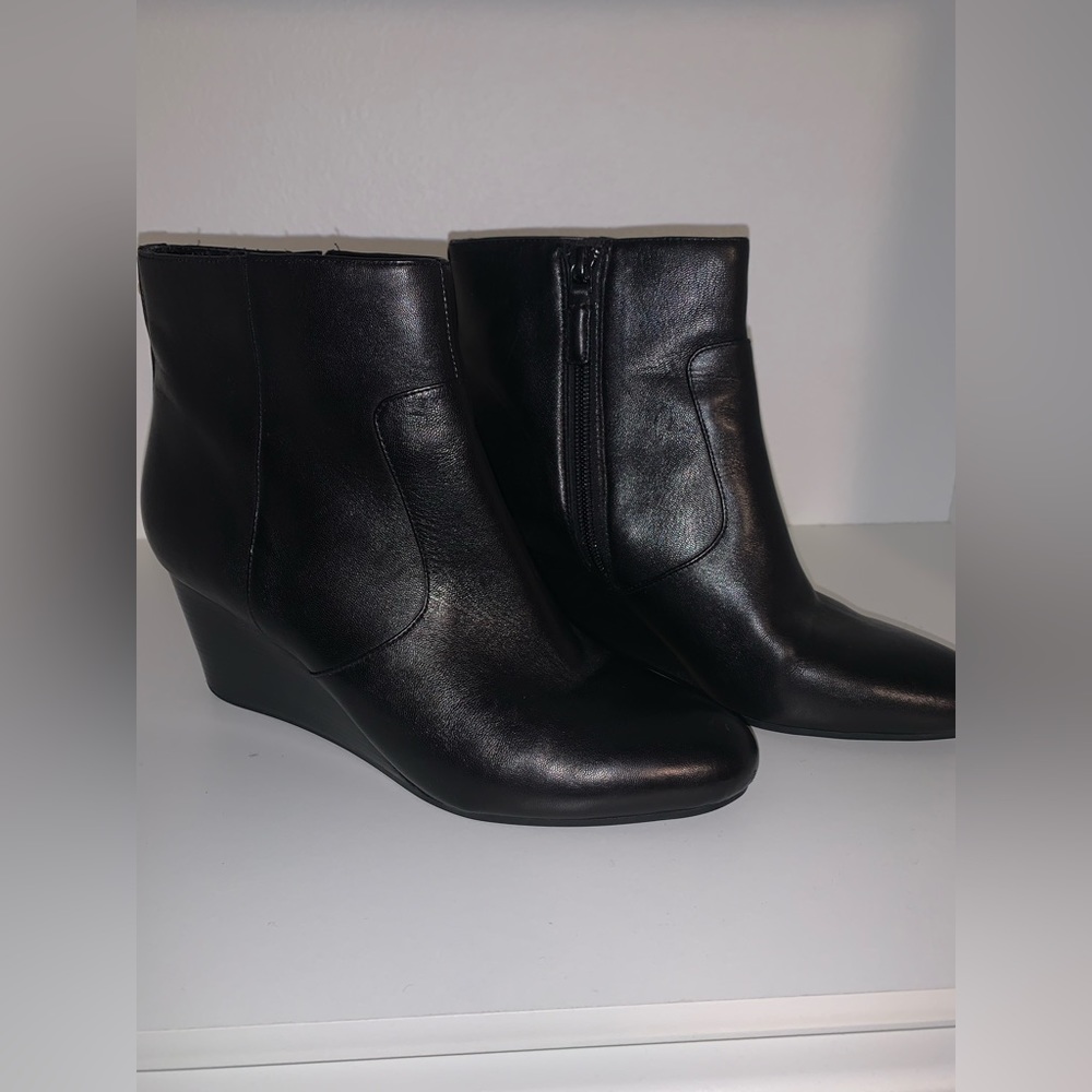 COLE HAAN Leather Wedge Zip-Up Ankle Boot Womens Size 8 US